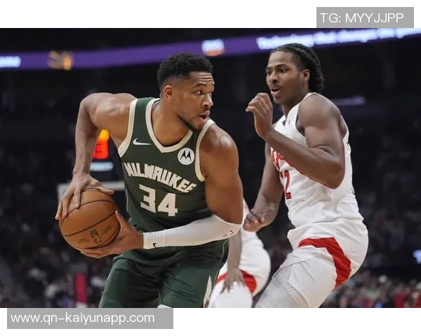 小里盛赞字母哥风度翩翩湖记调侃其在比赛用球管理上有所提升