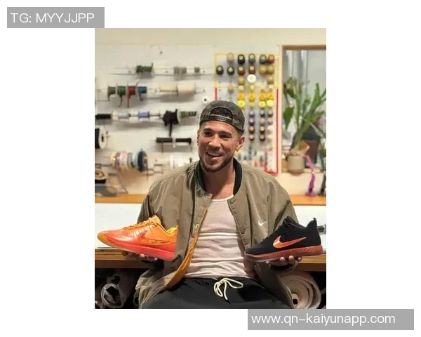 布克首次亮相新款签名鞋布克2代球鞋在比赛中引发关注